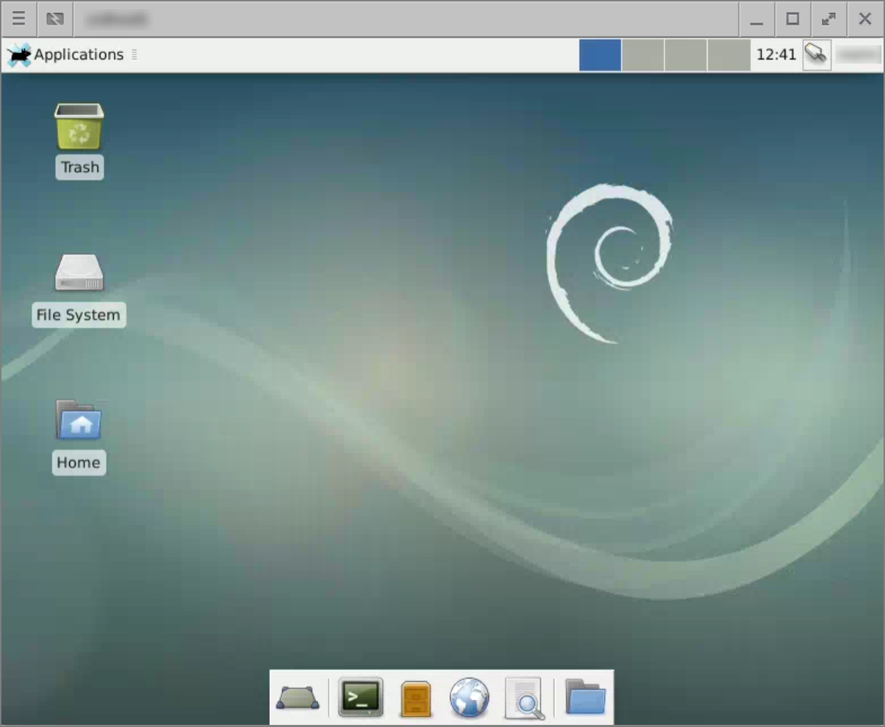 desktop xfce yang menampilkan taskbar dan panel peluncuran cepat.