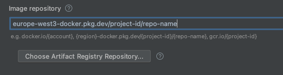El repositorio de imágenes predeterminado en la configuración de ejecución se establece con el formato “gcr.io/” y se presentan opciones de autocompletado según el proyecto actual y el clúster activo