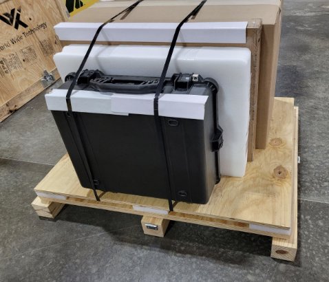 Peti pengiriman yang didesain untuk transportasi alat yang aman.