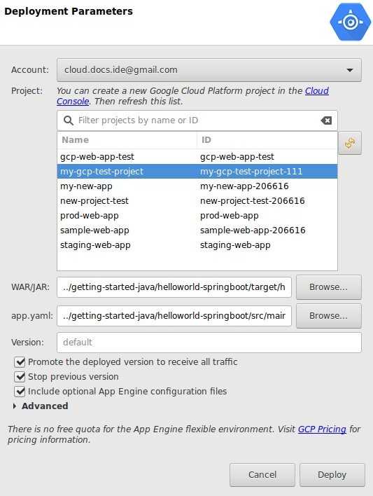 Une boîte de dialogue permettant de configurer le déploiement. Elle contient un menu déroulant permettant de sélectionner un compte et une liste de projets sur lesquels effectuer le déploiement. Elle comprend également un champ indiquant le chemin d'accès au fichier WAR ou JAR, ainsi qu'un bouton "Browse" (Parcourir) permettant de rechercher un nouveau fichier WAR ou JAR. Elle comprend aussi un champ indiquant le chemin d'accès au fichier app.yaml, ainsi qu'un bouton "Browse" (Parcourir) permettant de rechercher un nouveau fichier app.yaml. De plus, elle contient plusieurs cases à cocher, permettant respectivement de passer à la version déployée pour recevoir tout le trafic, d'interrompre la version précédente et d'inclure des fichiers de configuration App Engine facultatifs. Enfin, elle contient un panneau à développer permettant d'accéder aux options avancées, ainsi qu'un champ permettant de saisir un bucket de préproduction. 