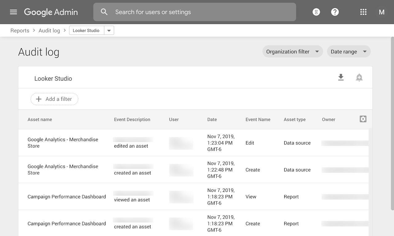 Seite mit Audit-Log, auf der Asset-Name, Ereignisbeschreibung, Nutzer, Datum, Ereignisname, Asset-Typ und Inhaberdaten für Berichte und Datenquellen angezeigt werden