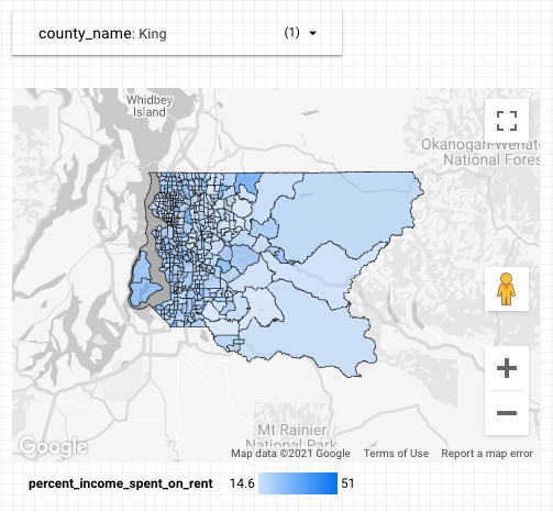 Un grafico di Google Maps con poligoni GEOGRAPHY di colore blu che rappresentano la percentuale di reddito destinata al canone di affitto nello stato di Washington per contea. Il grafico è filtrato per visualizzare i dati della contea di King.