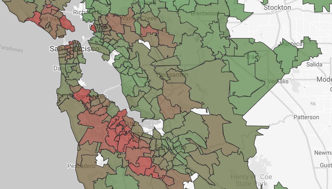 Un mapa completado muestra los precios medios de las casas por código postal en el área de la bahía de San Francisco en tonos verdes y rojos para transmitir valores.
