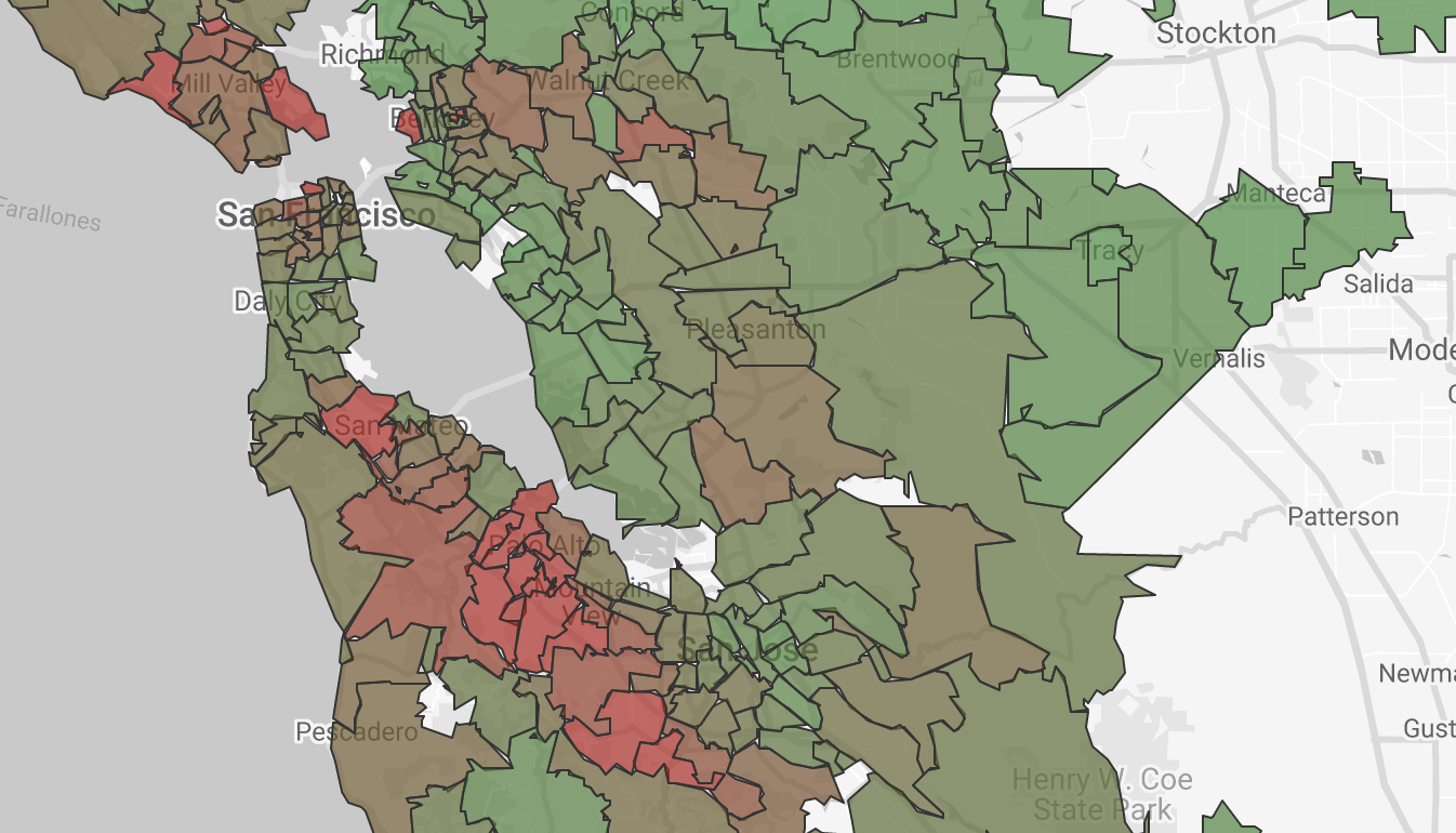 Un mapa relleno muestra los precios promedio de las casas por código postal en el área de la bahía de San Francisco en tonos de verde y rojo para transmitir los valores.