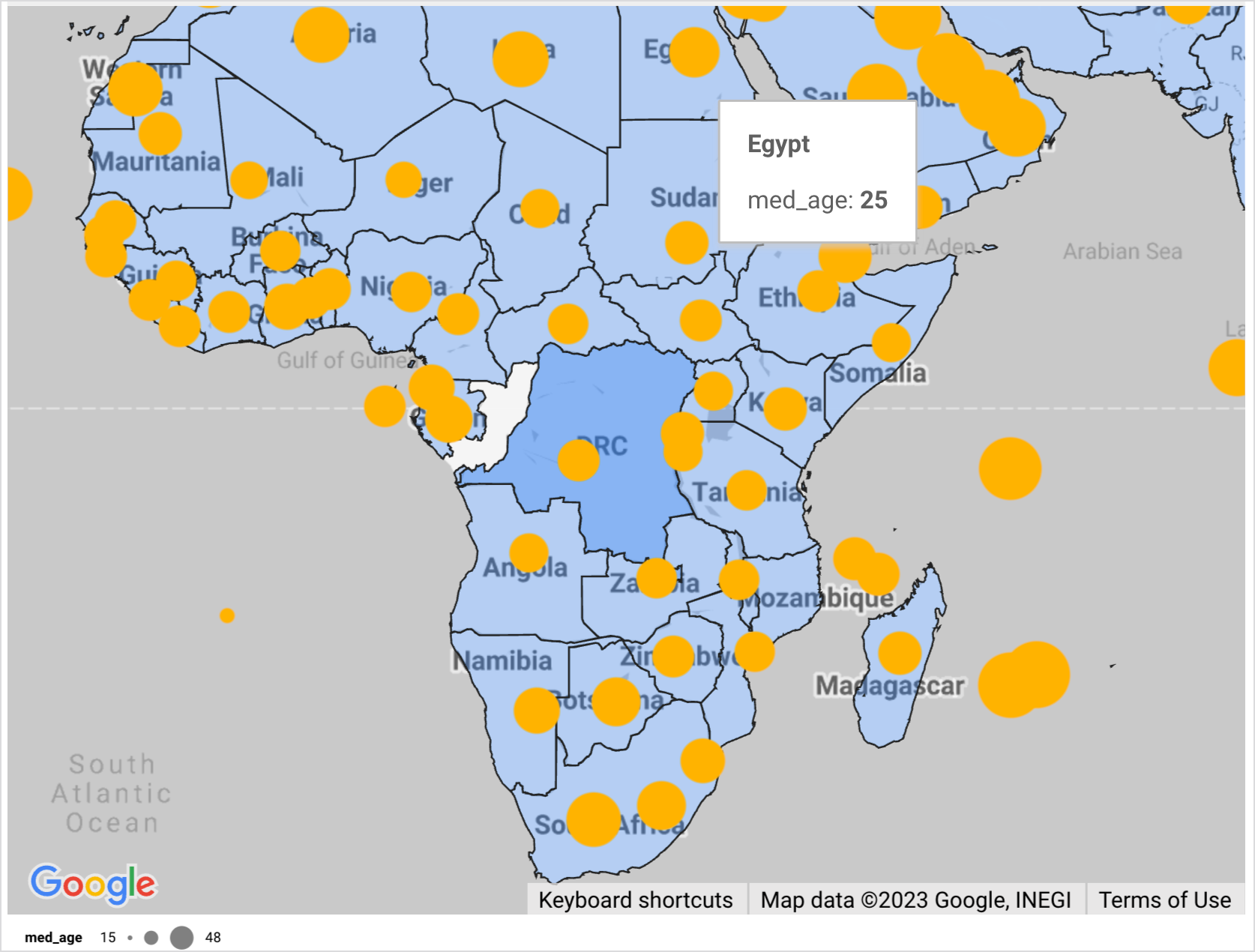 Eine Karte mit ausgefüllten Bereichen afrikanischer Länder und Blasen, die den Medianwert für das Bevölkerungsalter repräsentieren. Der Mauszeiger befindet sich hier auf Ägypten. Die Kurzinfo enthält die Ebene der Karte mit ausgefüllten Bereichen und zusätzliche Felder der Kartenebene.