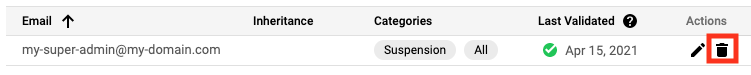 Uma captura de ecrã que realça a opção para eliminar um contacto na página Contactos essenciais.