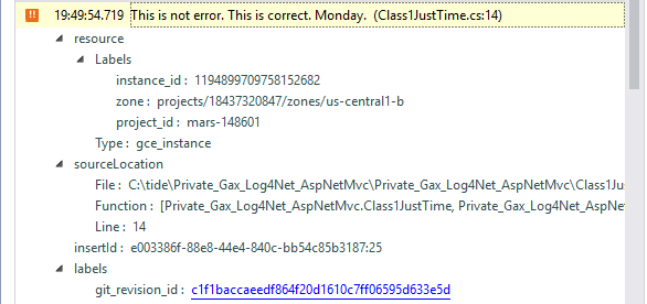 Gambar yang menunjukkan entri log yang diperluas dan link untuk membuka kode sumber