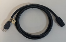 Foto que muestra un cable de alimentación NEMA 5-15P a C13