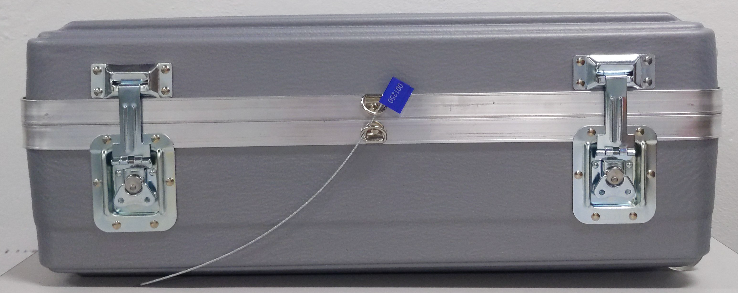 Memasukkan tag pengaman kabel melalui
cincin D kotak pengiriman