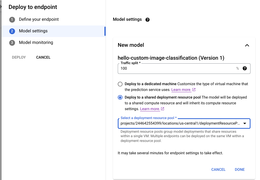 Modulo delle impostazioni del modello, con la suddivisione del traffico impostata su 100 e l&#39;opzione Esegui il deployment in un pool di risorse di deployment condiviso selezionato