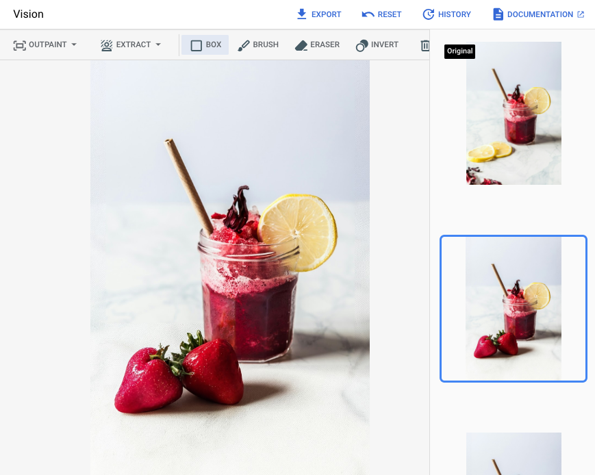 Captura de pantalla de una edición generada de un tarro de cristal que contiene un líquido rojo. En esta captura de pantalla, las rodajas de limón que estaban en primer plano en la imagen anterior se han sustituido por dos fresas que están justo delante del tarro.