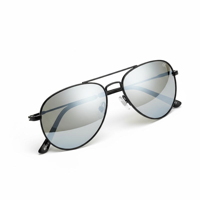 Un par de gafas de sol sobre un fondo blanco.