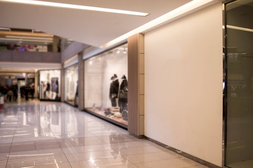 Uma foto de um corredor vazio em um shopping.