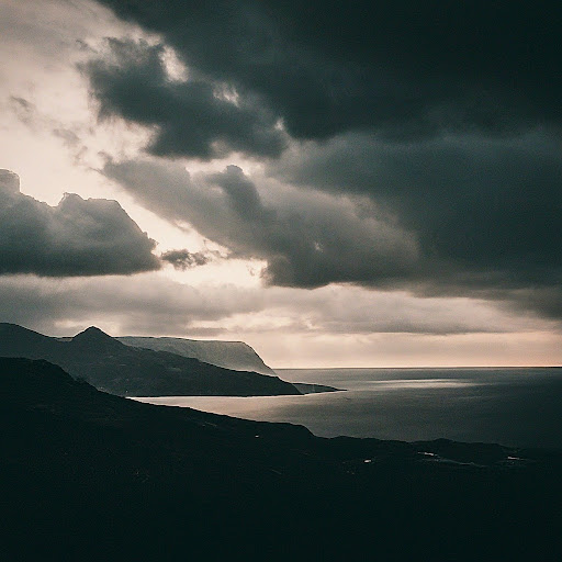 Immagine di nuvole scure che si aprono sul mare.