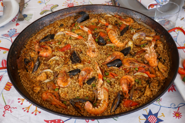 Un&#39;immagine di un pasto con gamberetti, vongole e altri ingredienti.