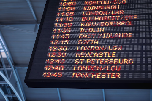 Una tabella degli orari dell&#39;aeroporto con orari e città.