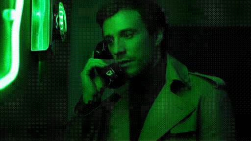 Un hombre habla por teléfono.