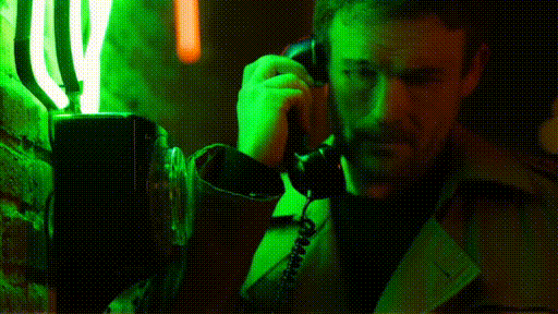 Homem a falar ao telemóvel