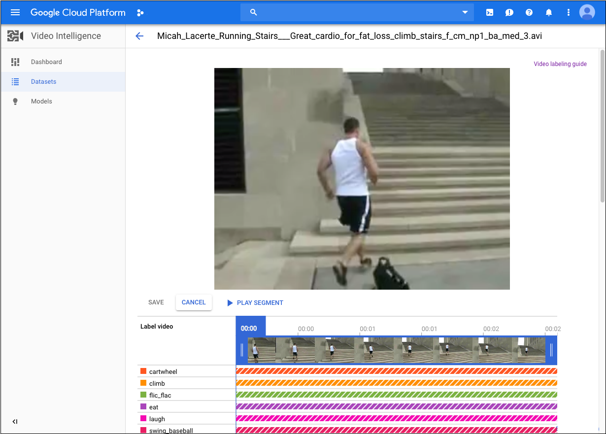 Appliquer des étiquettes à une vidéo montrant quelqu'un en train de monter les escaliers en courant