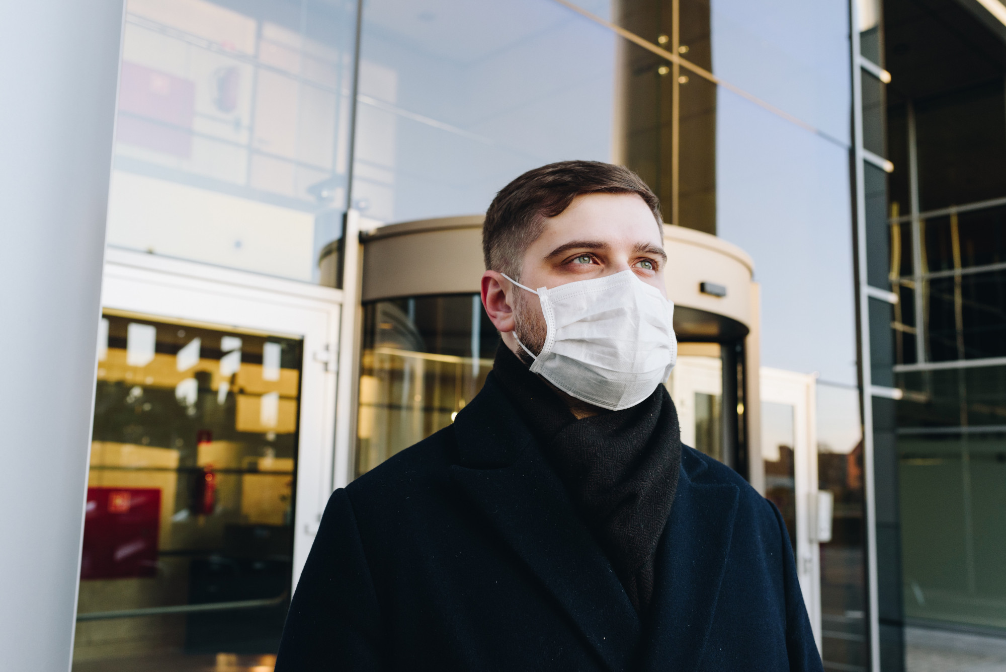 Exemple d&#39;image d&#39;une personne faisant face à la caméra avec un masque