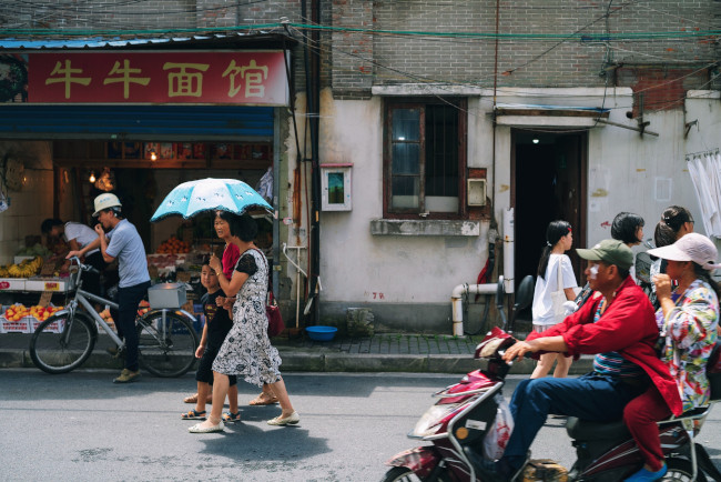 Imagem de uma rua de Xangai.