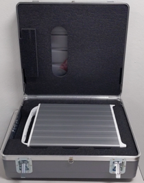 Uma foto de um Transfer Appliance dentro de uma caixa de transporte aberta.